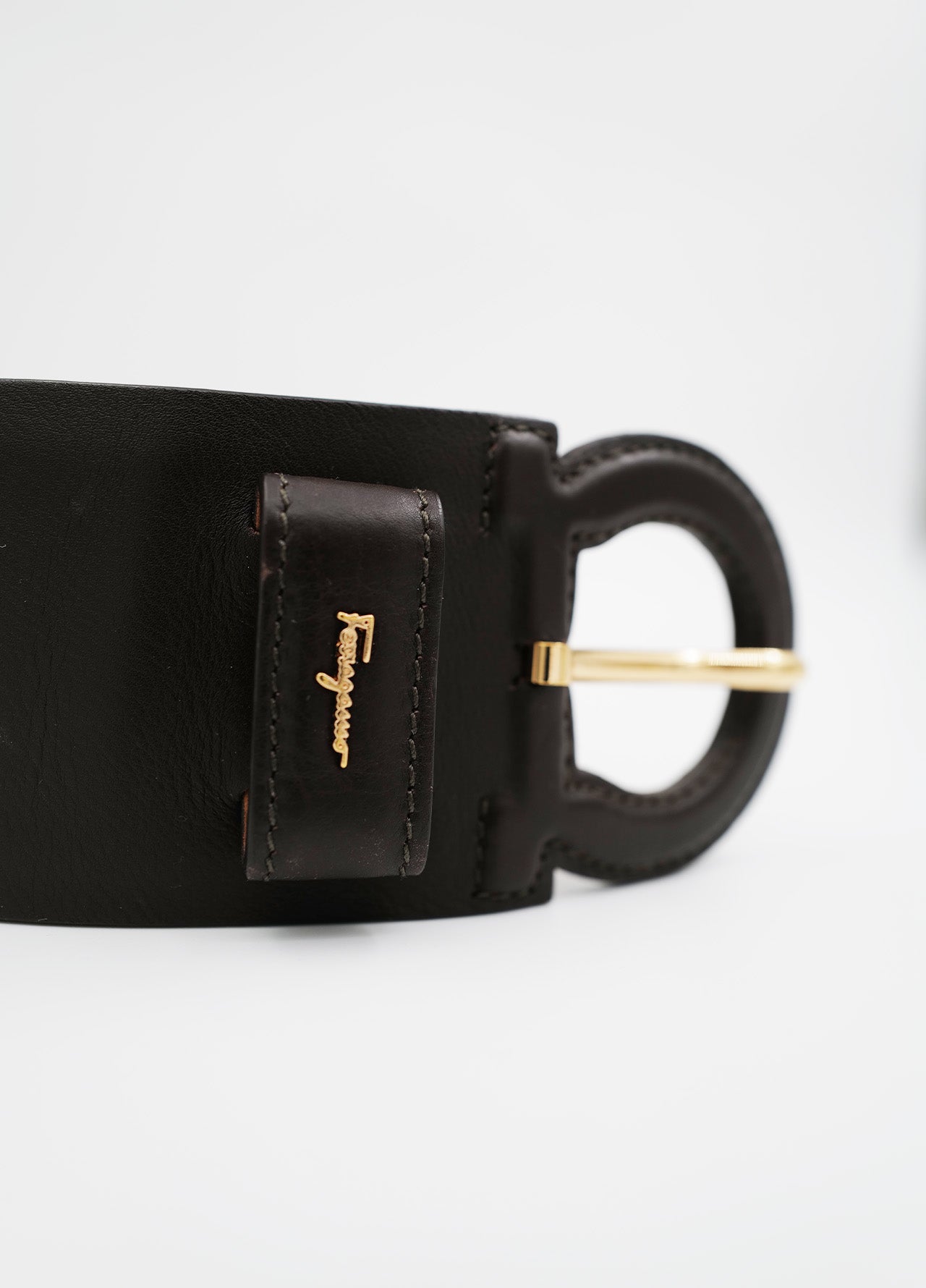 Ceinture-Ferragamo-dore-cuir-noir-02
