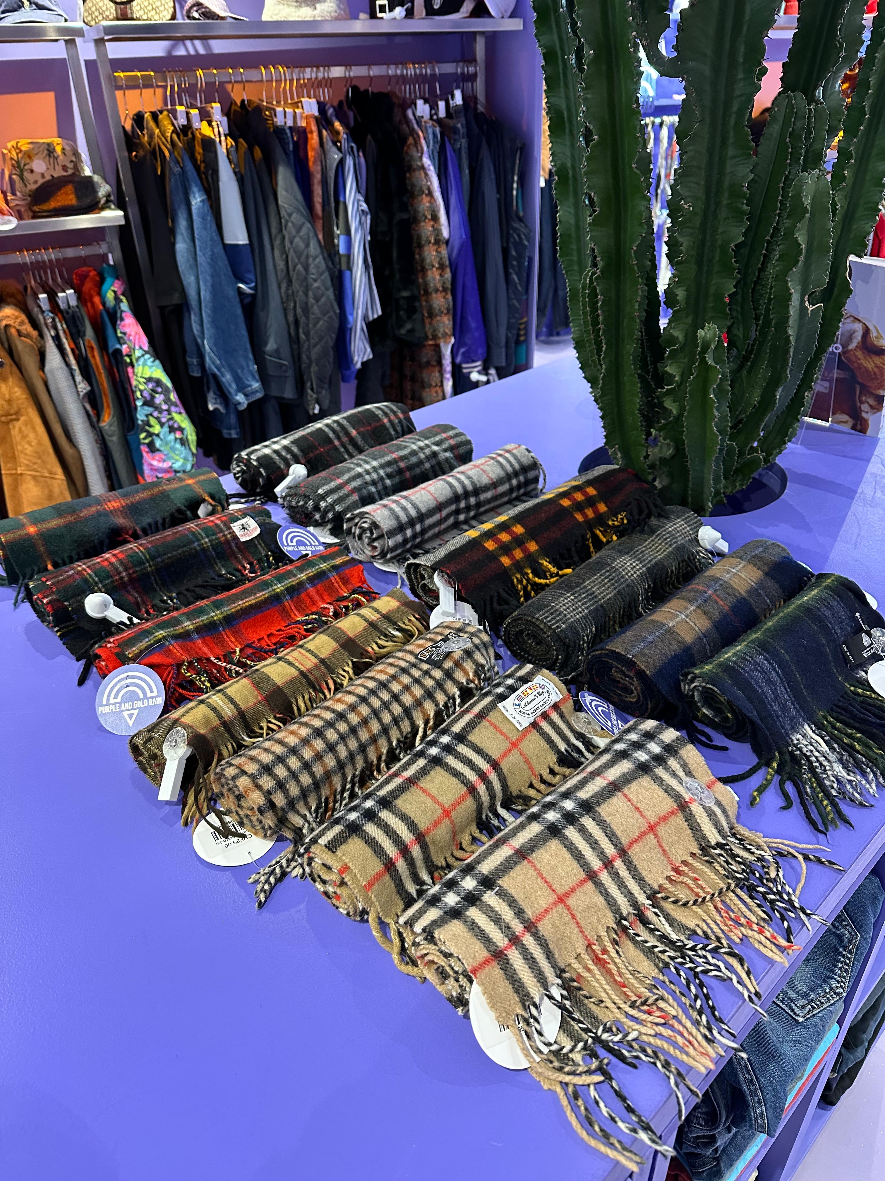 tartan burberry scarf écharpe vintage purple and gold rain genève geneva suisse switzerland