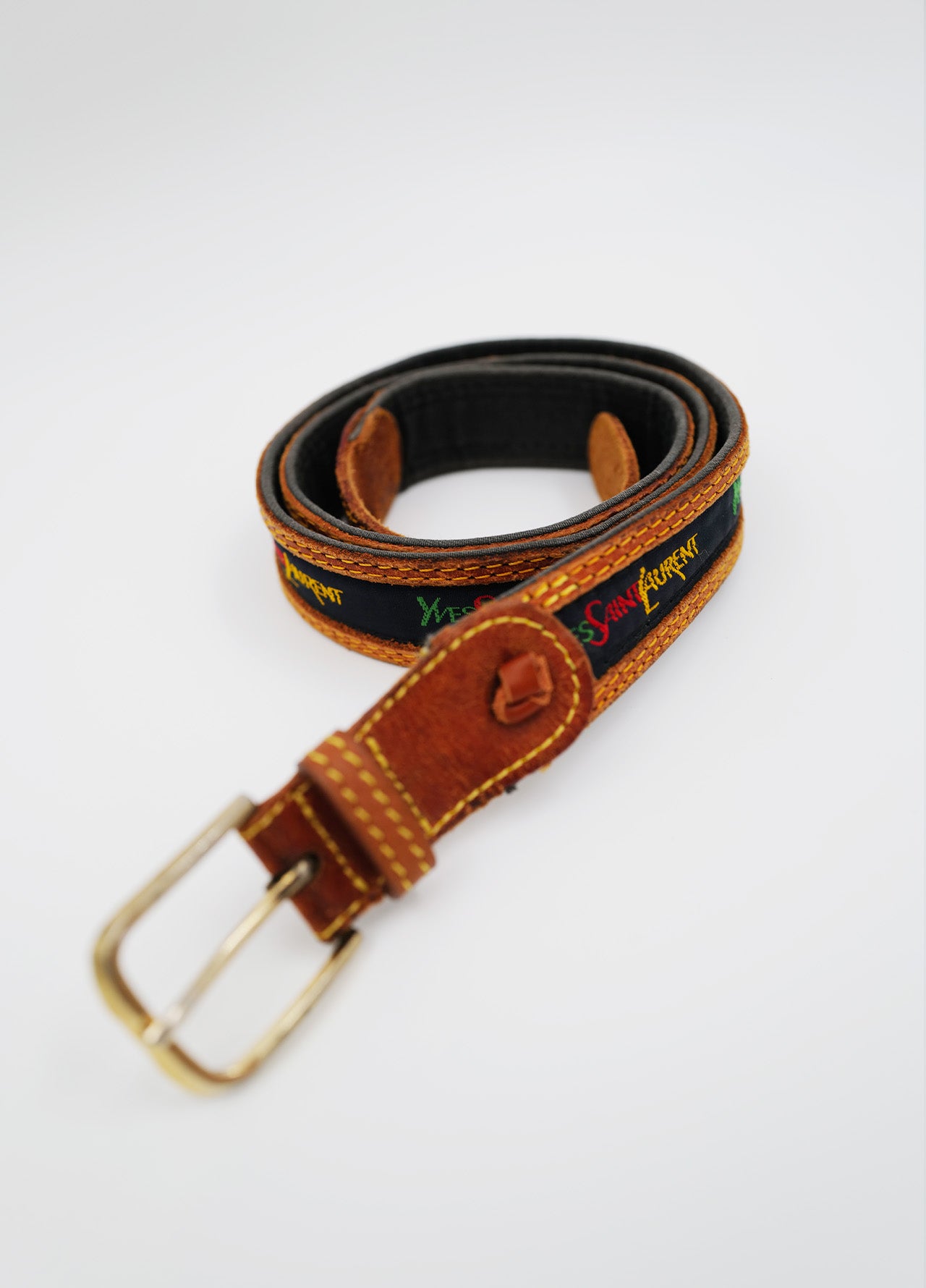 Petite ceinture vintage yves saint laurent brune avec boucle dorée et logo vert rouge jaune sur le long de la ceinture