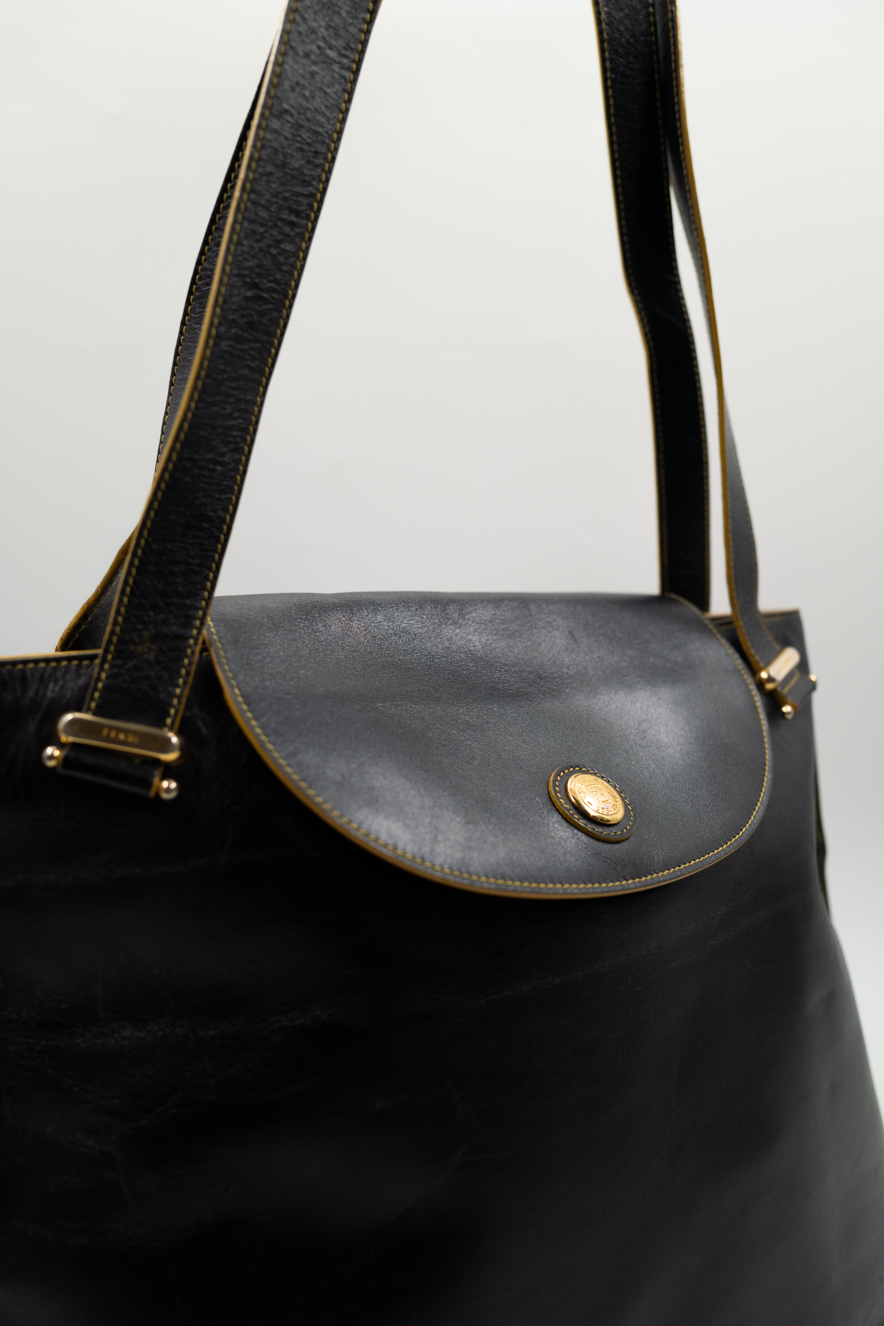 Fendi-Shoulder-Bag-Leather-Cuir-Black-Noir-Vintage-03