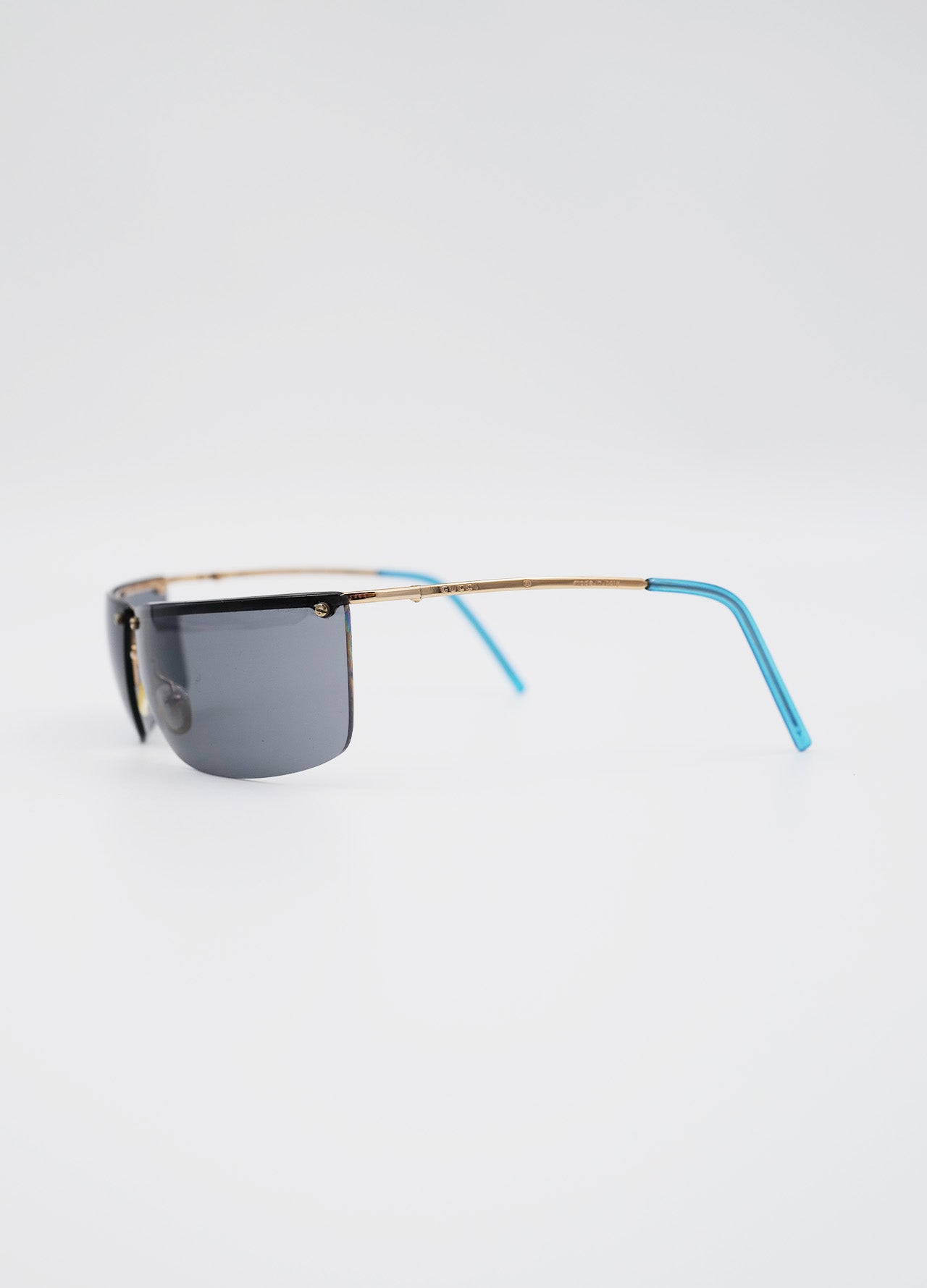 Lunette gucci verre fumée noir, branche dorée et bout bleu
