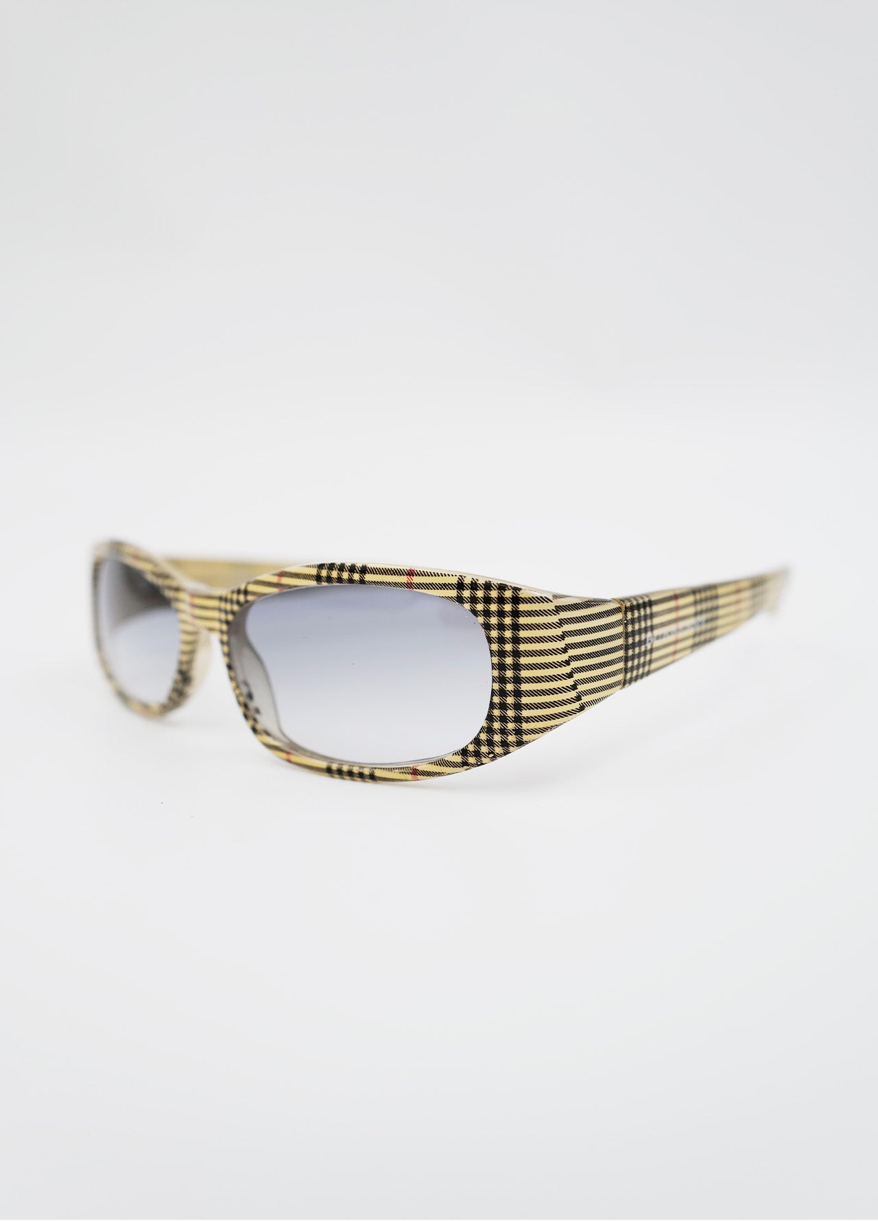 Lunette-soleil-sunglass-Burberry-reworked-vintage-tartan-beige-design-polymere-1