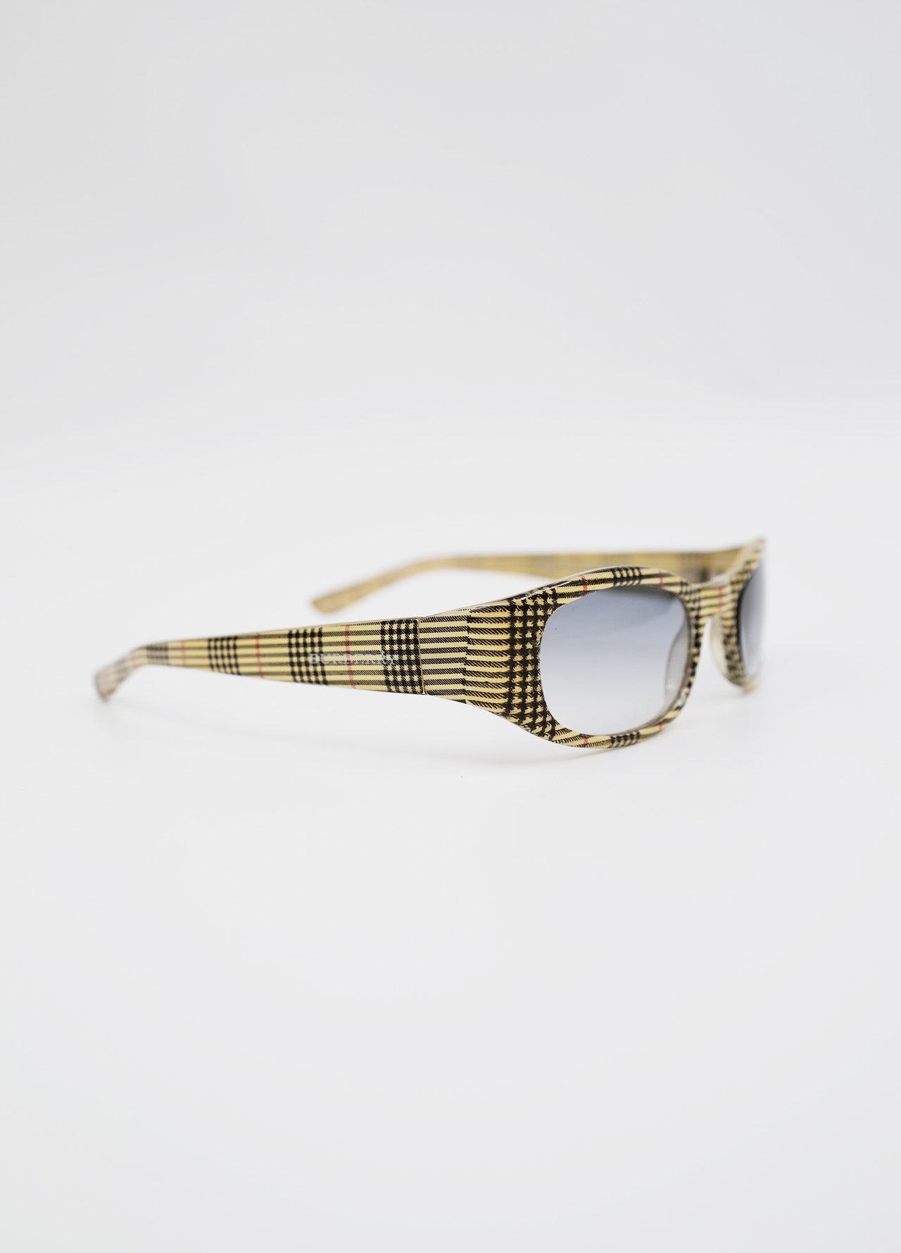 Lunette-soleil-sunglass-Burberry-reworked-vintage-tartan-beige-design-polymere-3