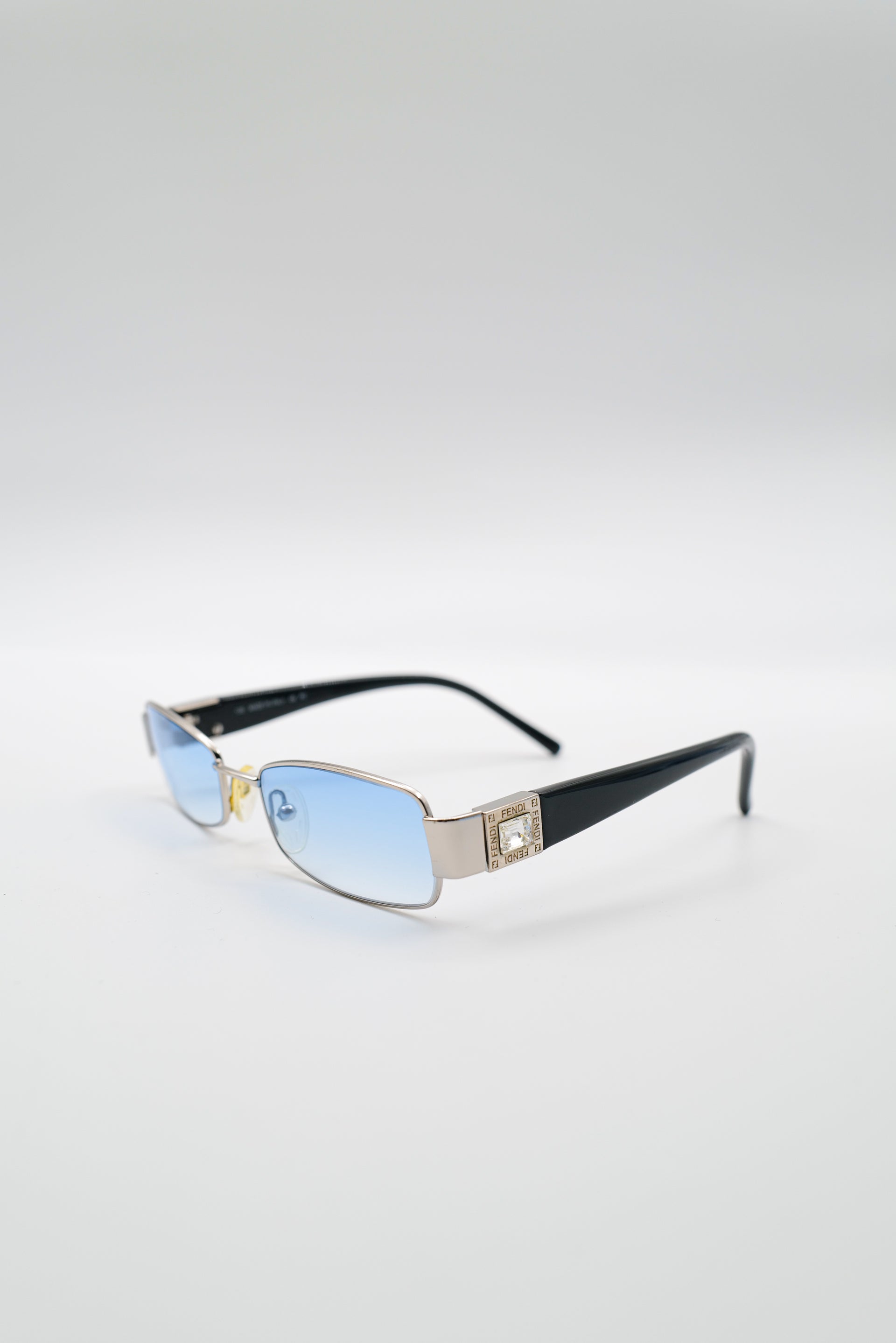 Lunette_Fendi_cadre-argente_verreBleuciel_reworked_cote-002