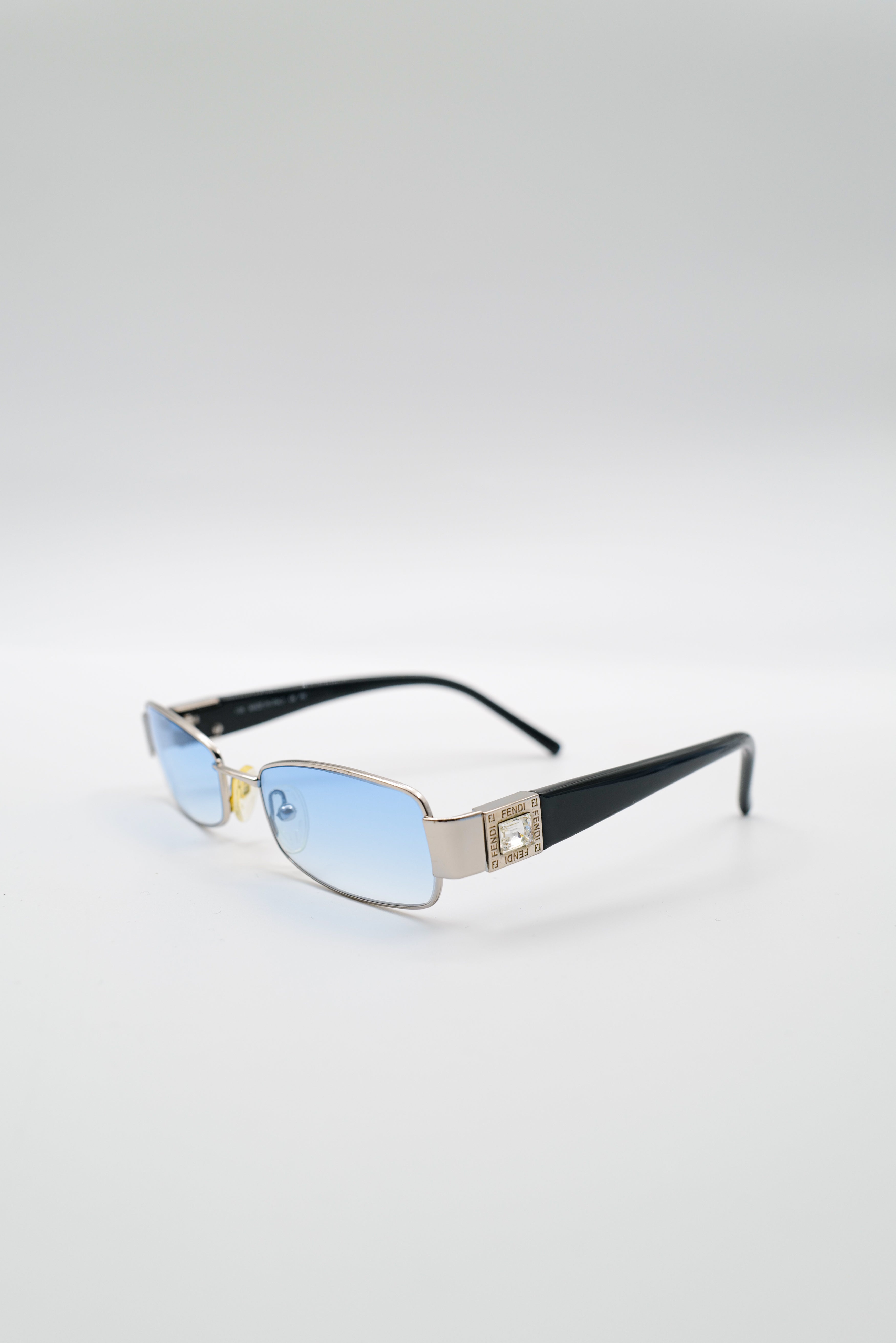 Lunette_Fendi_cadre-argente_verreBleuciel_reworked_cote-002