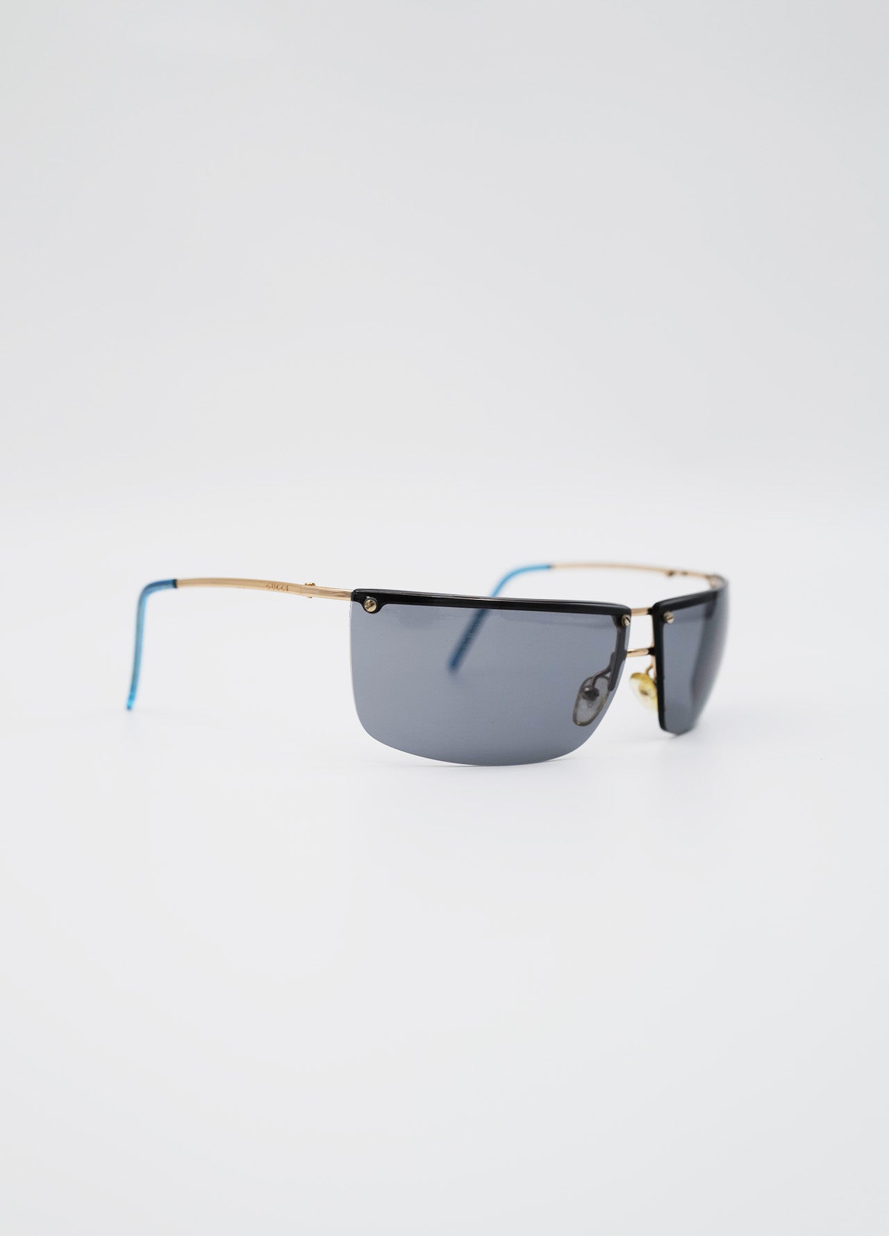 Lunette gucci verre fumée noir, branche dorée et bout bleu