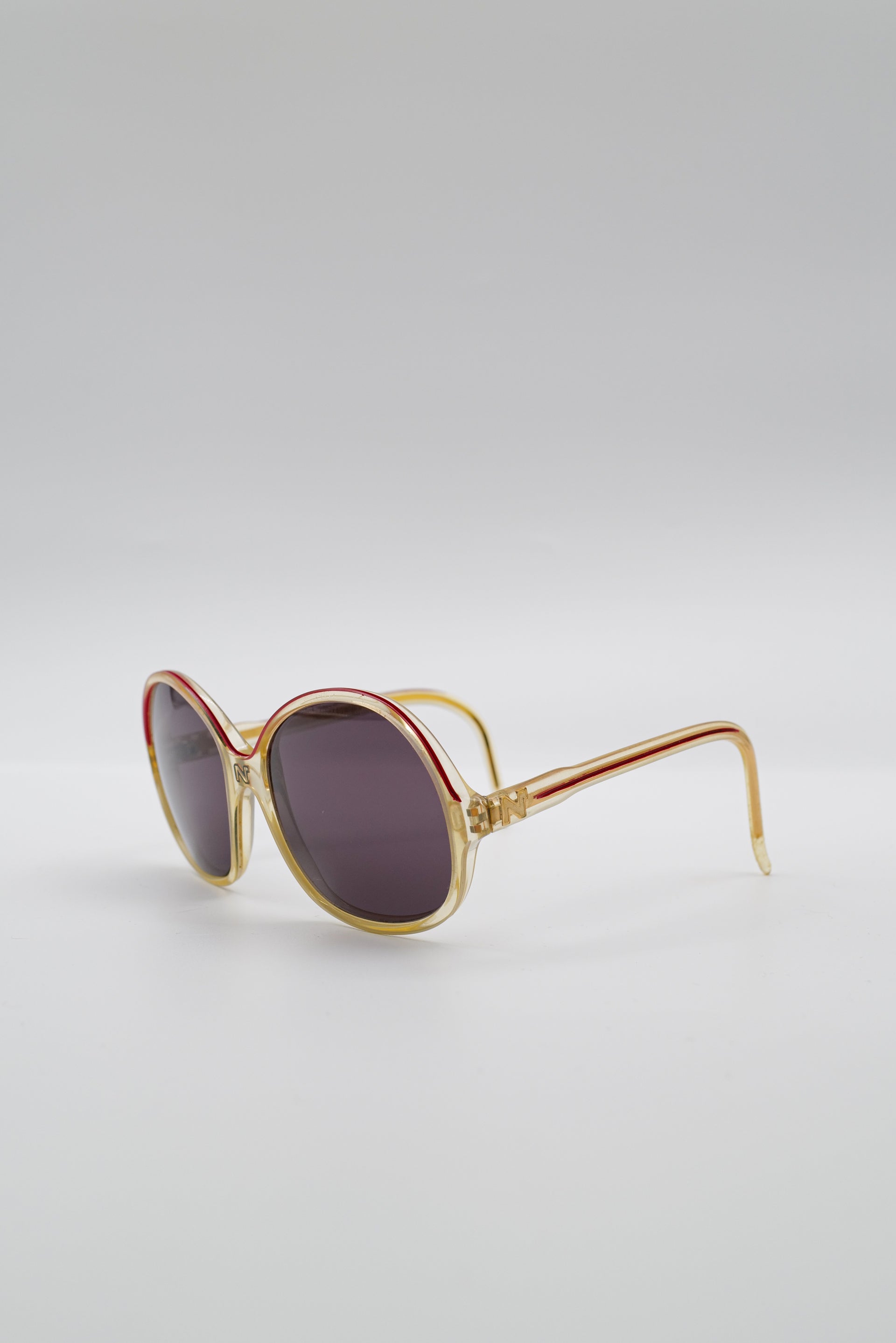 Lunette_NinaRicci_cadrebeige_rougetransparent_verrenoir_reworked-001