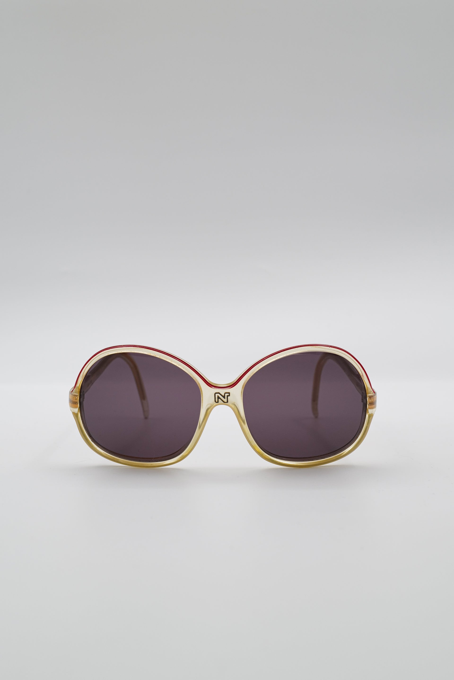 Lunette_NinaRicci_cadrebeige_rougetransparent_verrenoir_reworked-002