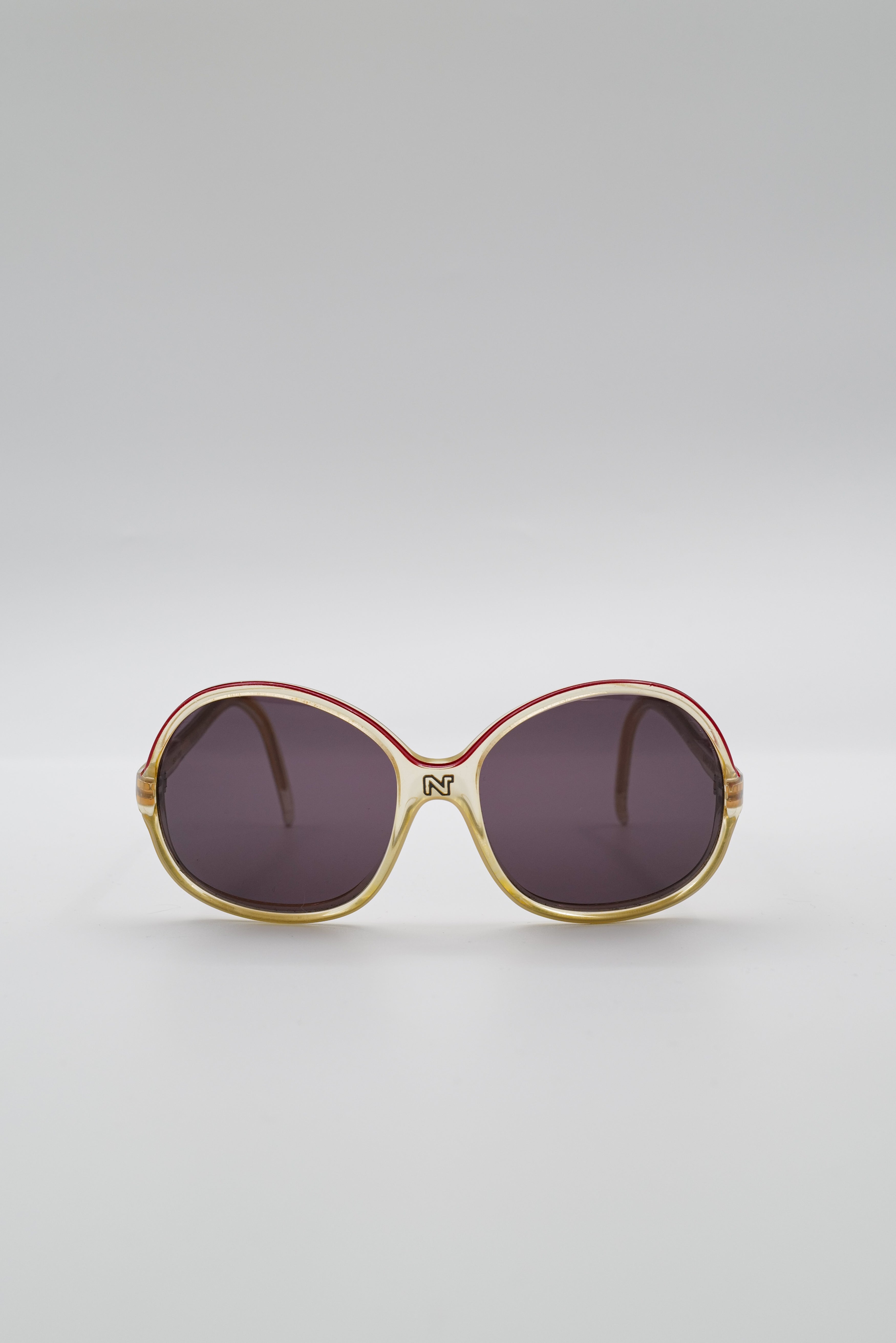 Lunette_NinaRicci_cadrebeige_rougetransparent_verrenoir_reworked-002