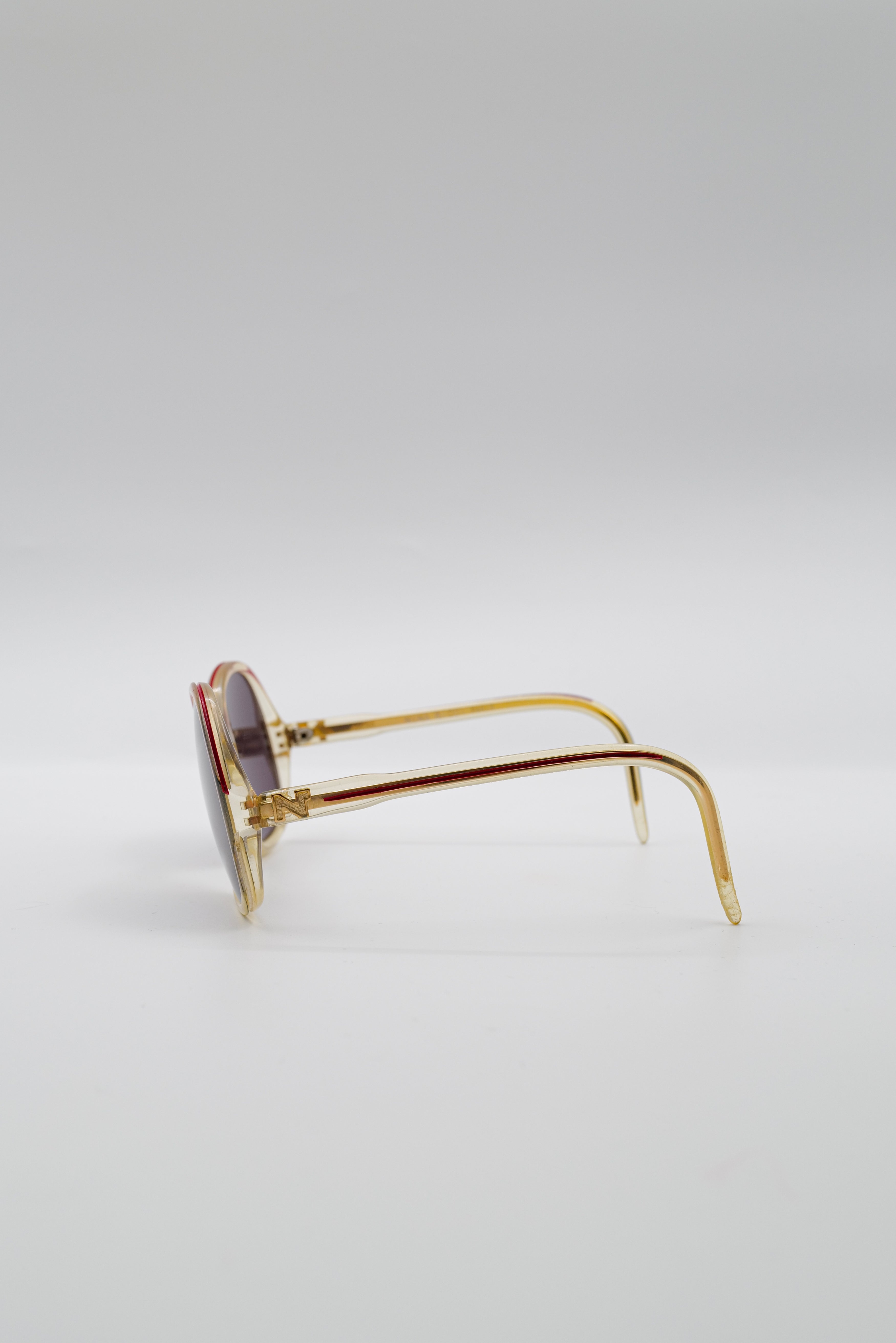 Lunette_NinaRicci_cadrebeige_rougetransparent_verrenoir_reworked_cote-003