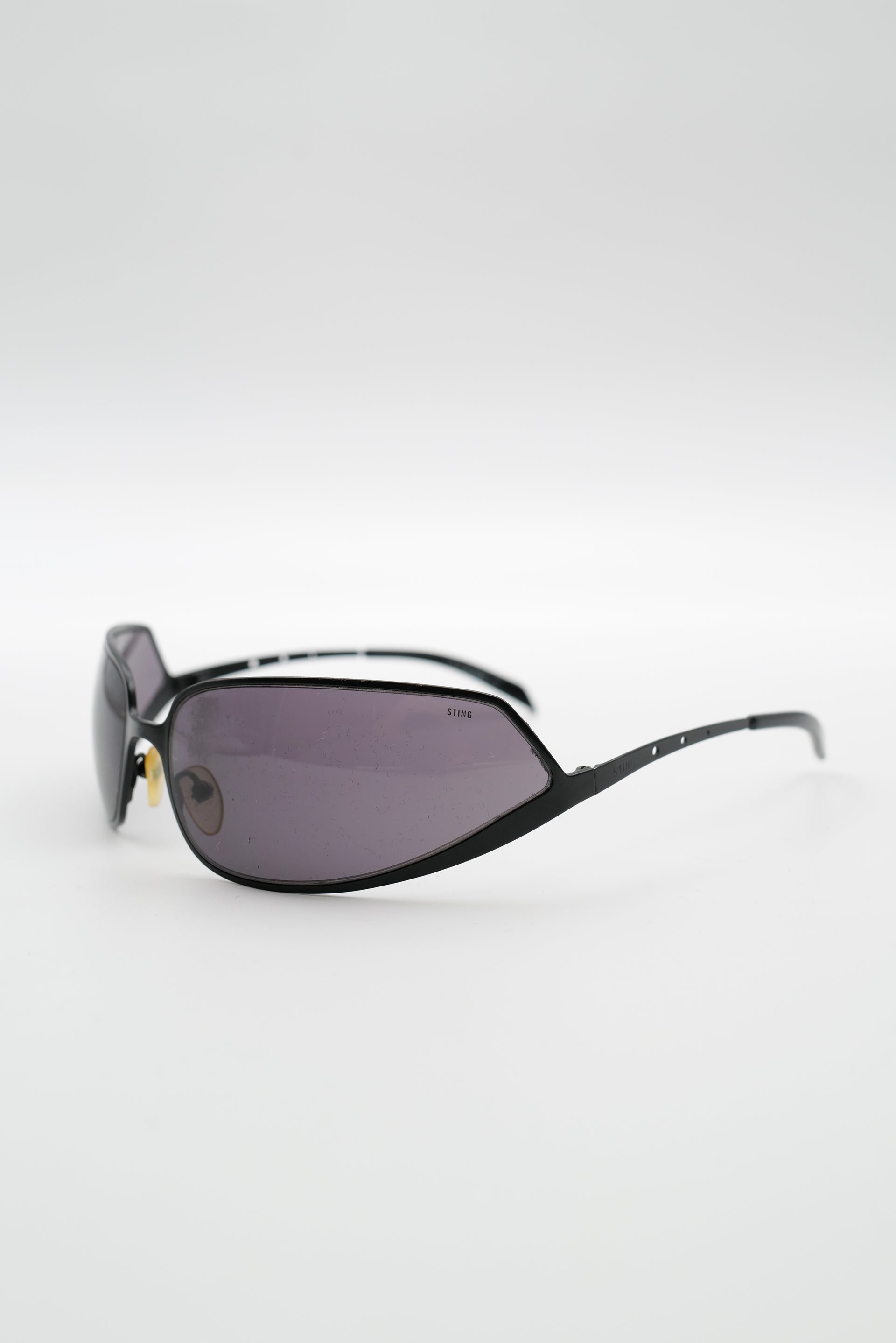 Lunette_Sting_cadrerebondit_noircote-001