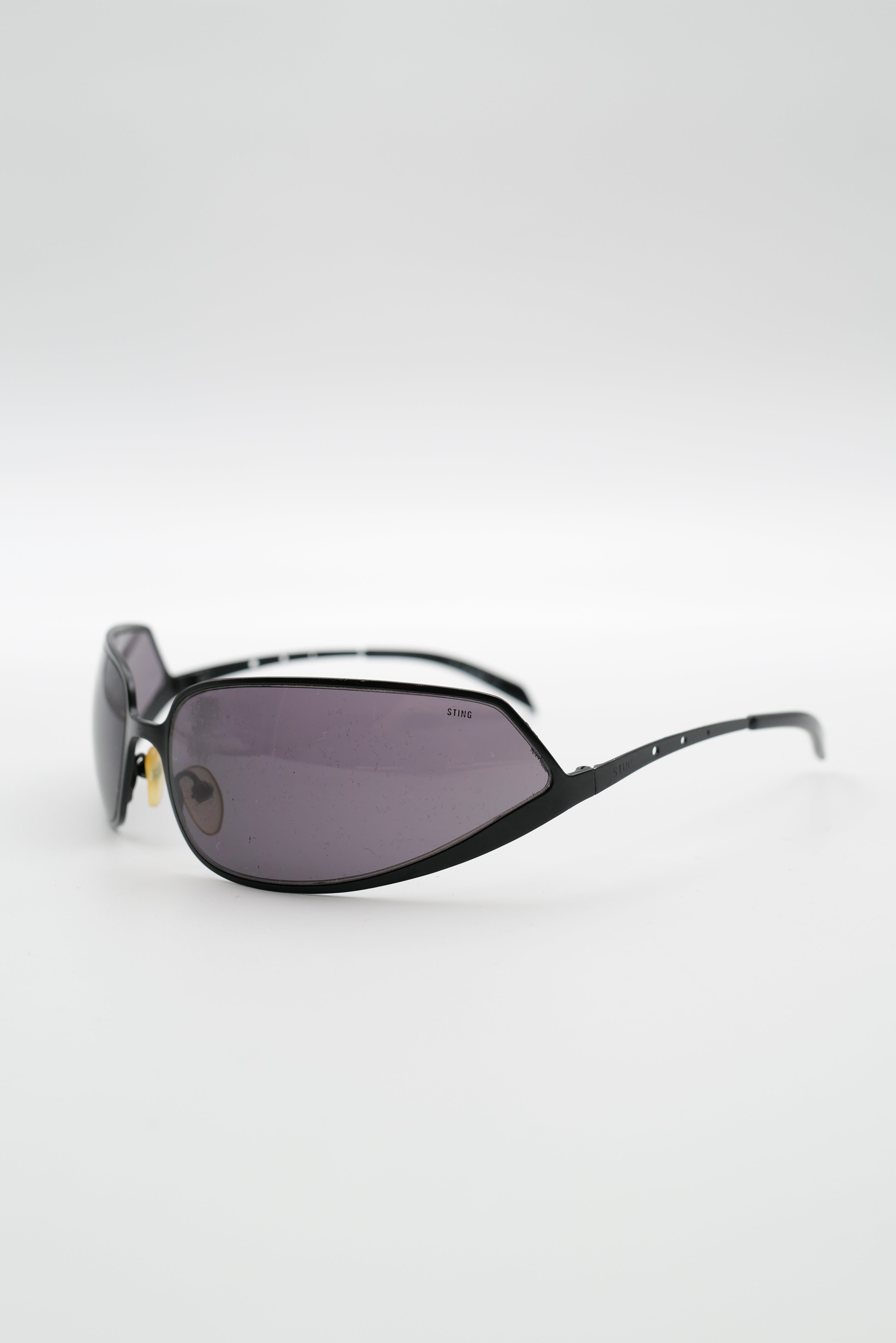 Lunette_Sting_cadrerebondit_noircote-001