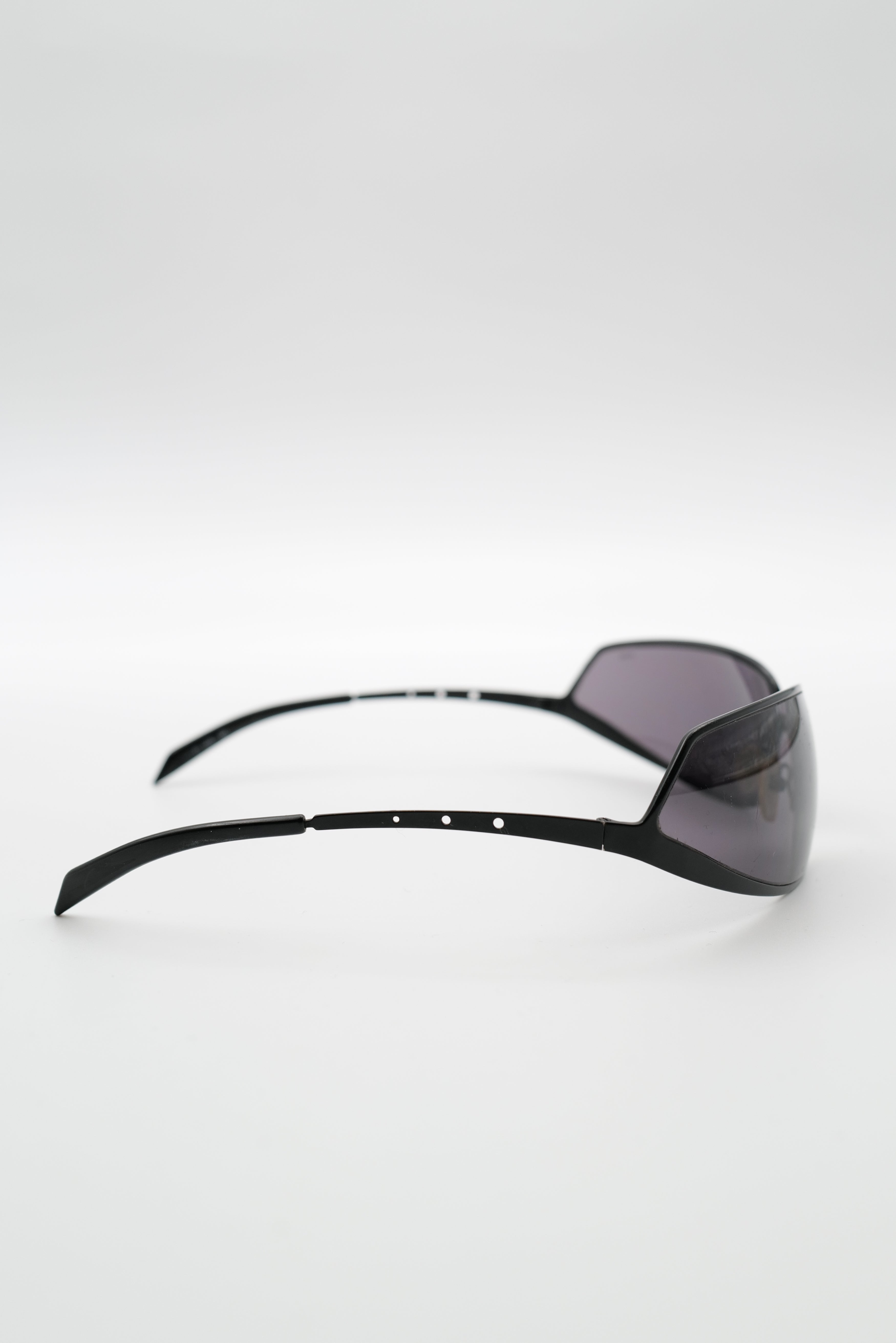 Lunette_Sting_cadrerebondit_noircote-003