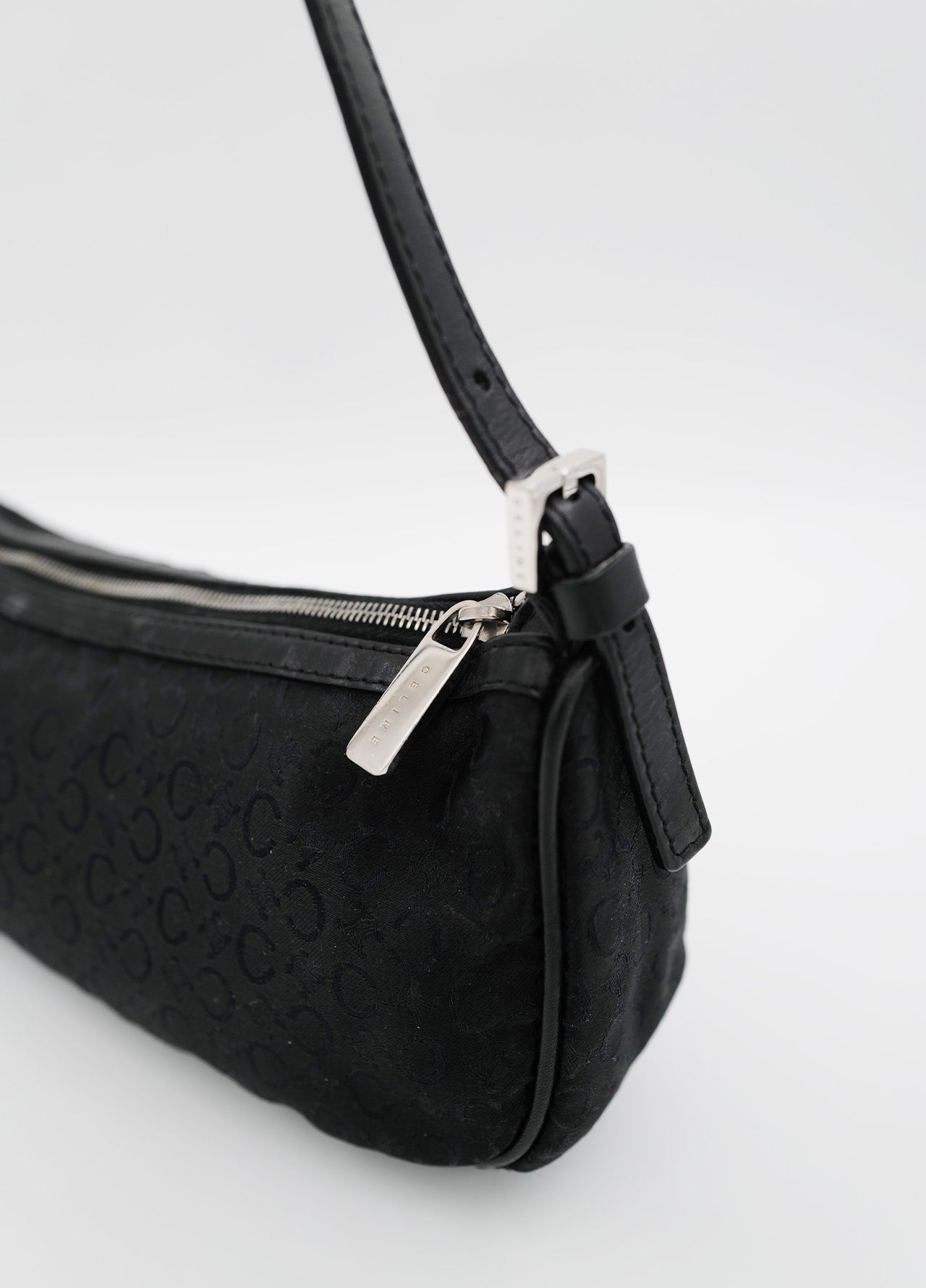 Sac-Celine-Noir-Monogramme-Discret-Argent-Portee-Epaule-Vintage-01