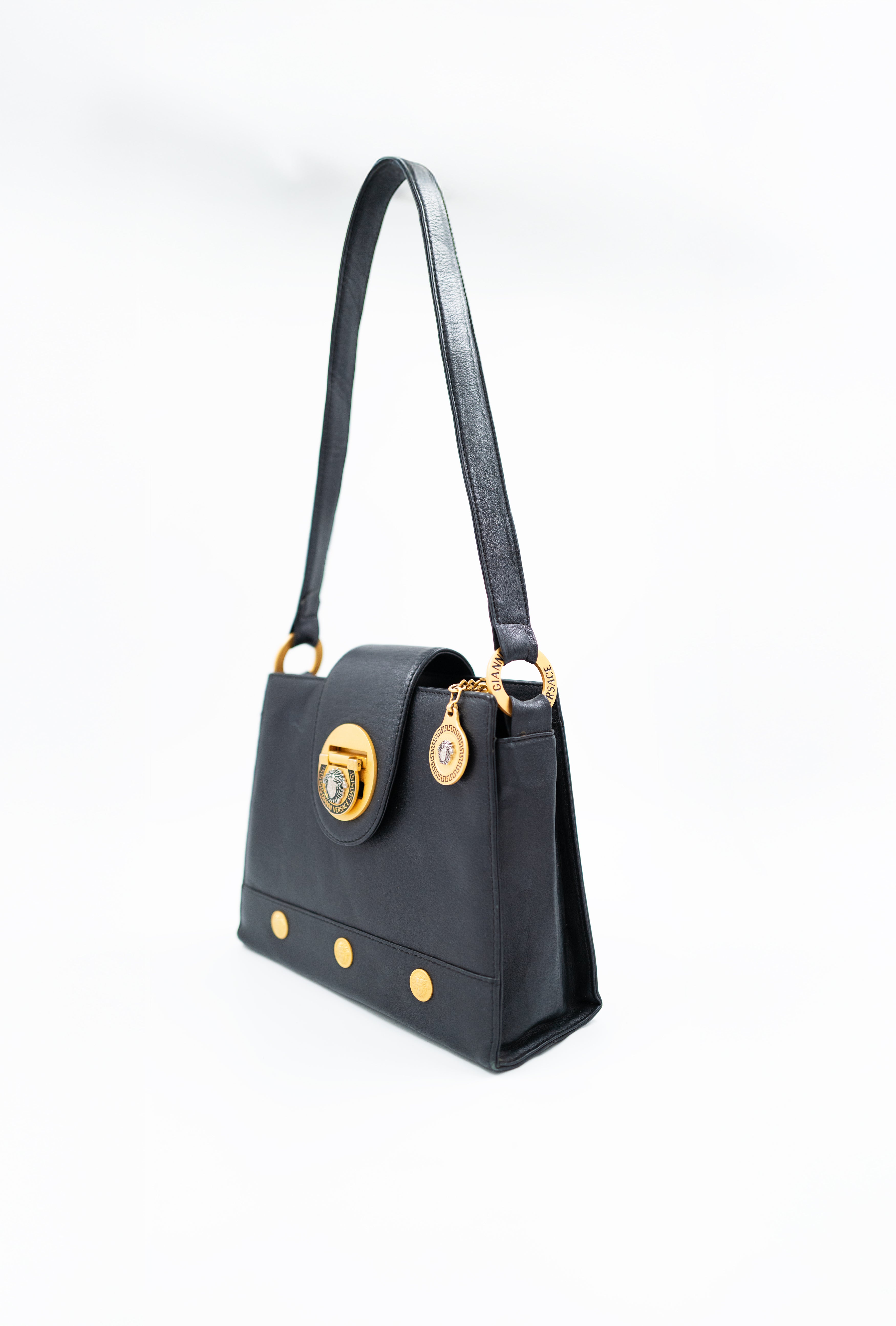Sac_GianniVersaceShoulderBagMedusa_cuir_noir_vintage.cote-002