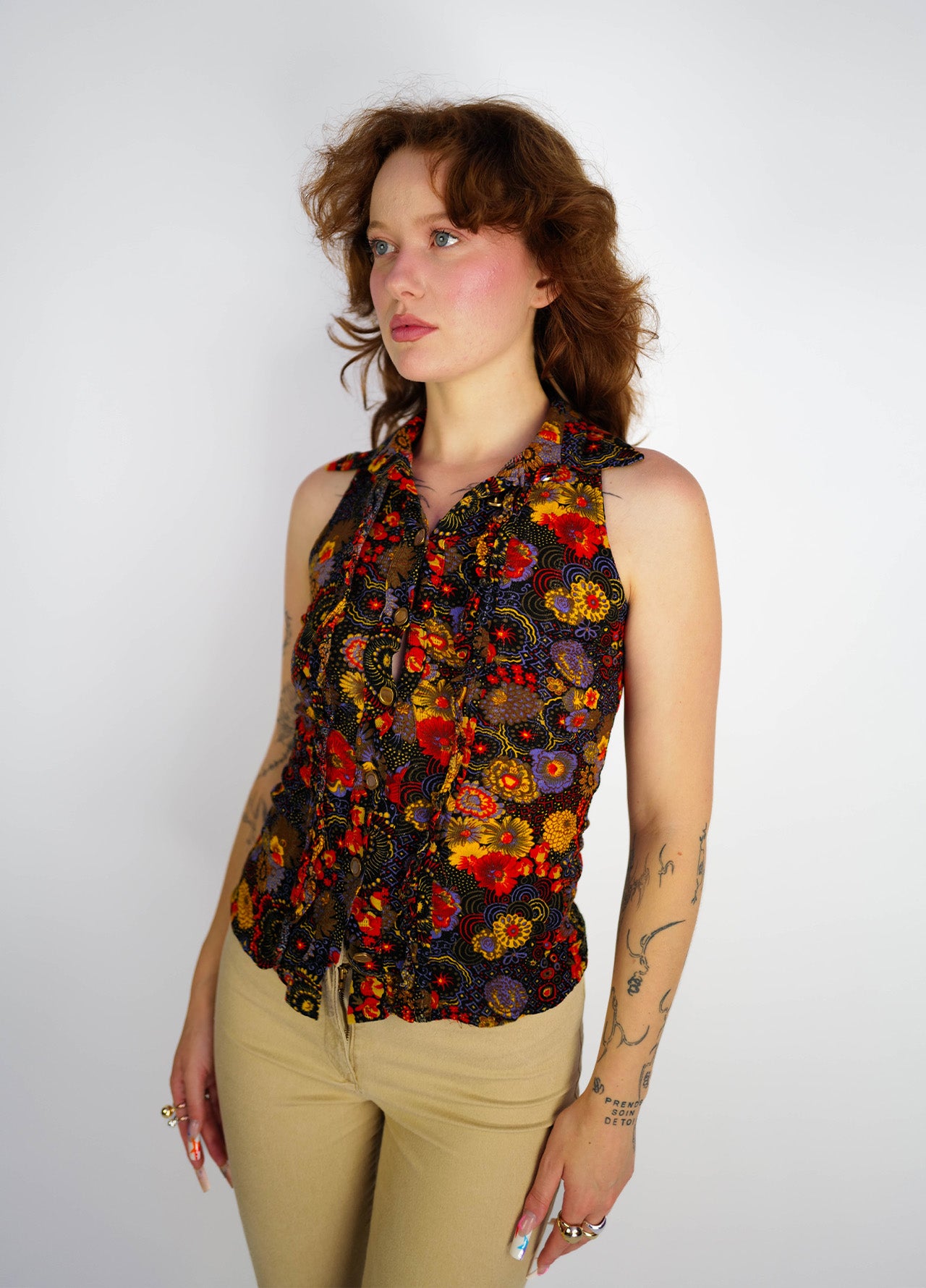 Top-D&G-Motif-Florale-Rouge-Jaune-Noir-Bleu-01