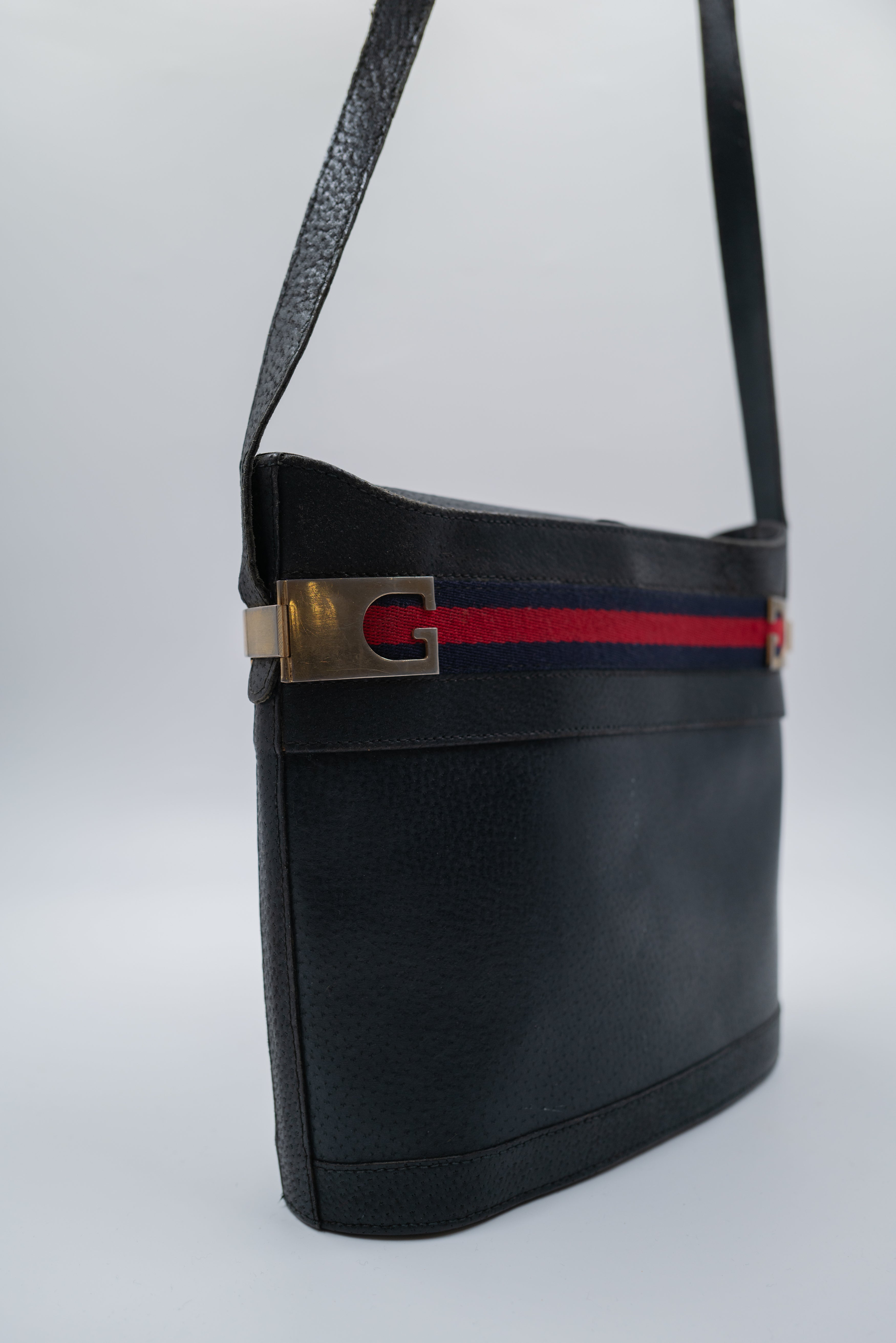 sac_gucci_seau_cuir_bleu_fonce_vintage_02